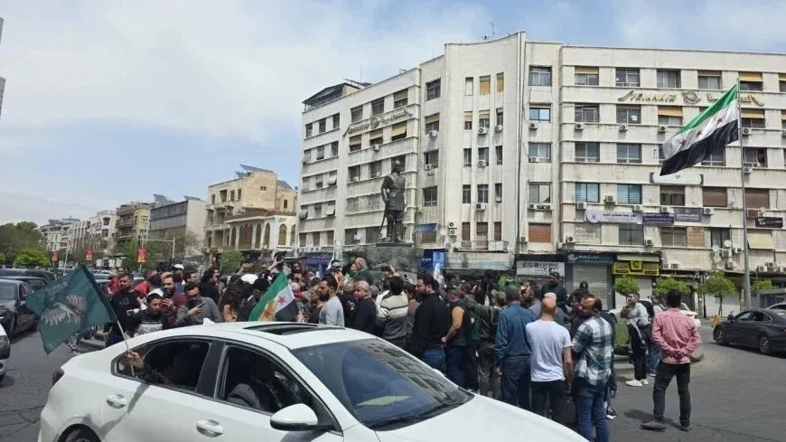 Protesta en la plaza Yusuf al-Azma de Damasco exige reformas económicas y de condiciones de vida