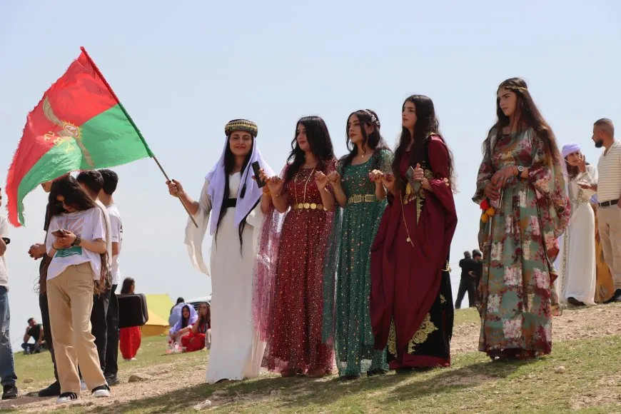 Celebración del Miércoles Rojo en Amuda destaca la defensa de los derechos yazidíes