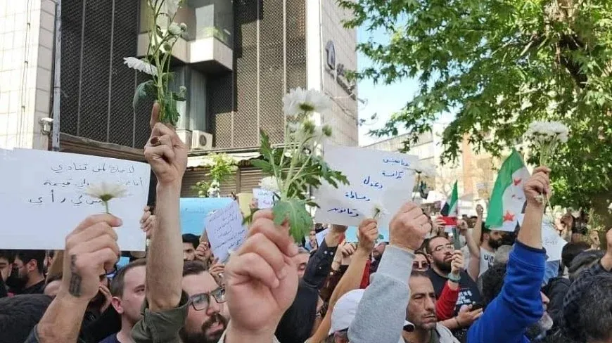 Una protesta en Damasco reclama “Ley y Justicia” en medio de tensiones y agresiones