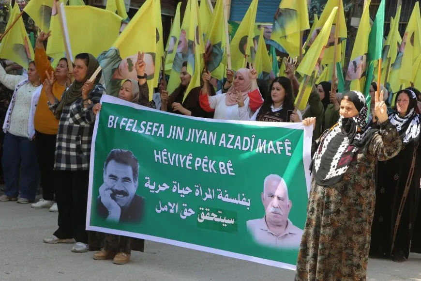 Gran marcha de mujeres exige la libertad física del líder Abdullah Ocalan