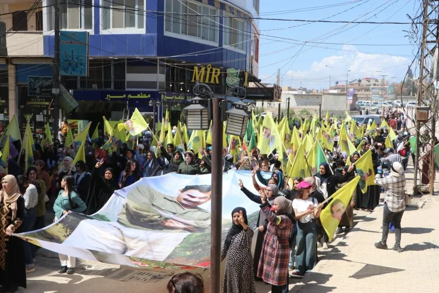 Gran marcha de mujeres exige la libertad física del líder Abdullah Ocalan