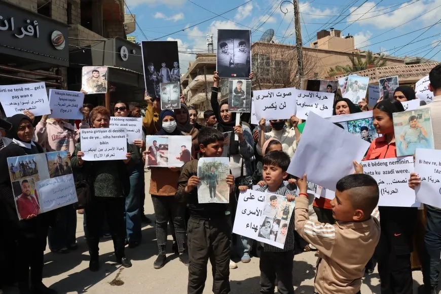 Sentada en Qamishlo exige la liberación de los prisioneros