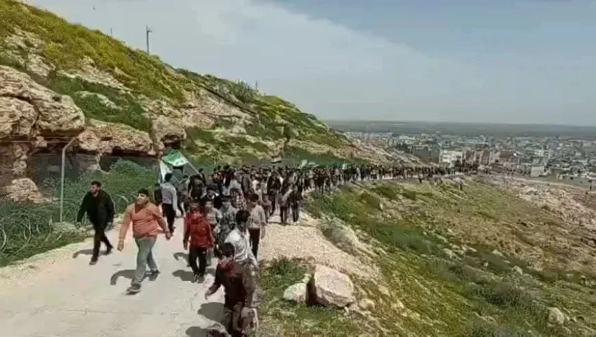 Residentes de Cebel Akil protestan contra la demolición de viviendas por parte de las fuerzas armadas turcas