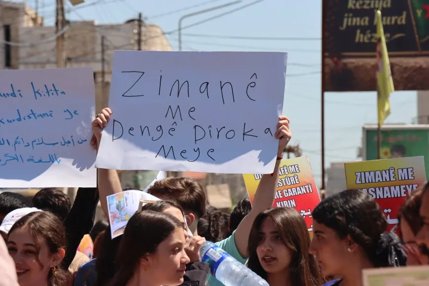 Miles en Qamishlo exigen el reconocimiento constitucional de la lengua kurda
