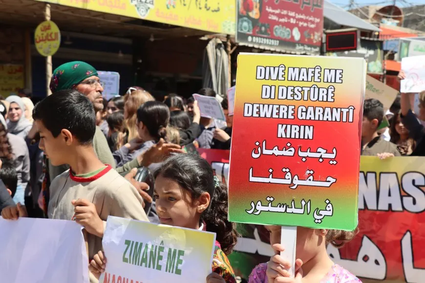 Miles en Qamishlo exigen el reconocimiento constitucional de la lengua kurda