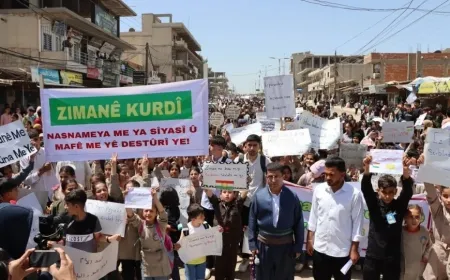 Manifestación en Girkê Legê exige el reconocimiento oficial de la lengua kurda