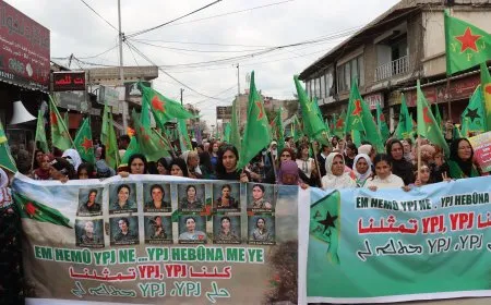 Marcha en Qamishlo apoya a las YPJ y exige su representación en el Ministerio de Defensa