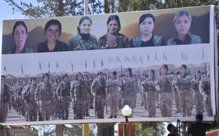 Hasaka exhibe pancartas con fotos de mártires de las YPJ
