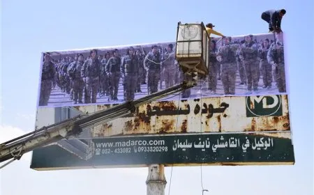 Cuelgan imágenes de las mártires de YPJ en Tell Tamer
