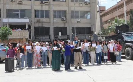 Docentes de lengua kurda en Hasaka condenan la retirada del idioma kurdo del letrero del Palacio de Justicia