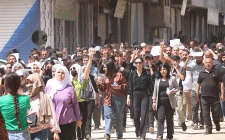Manifestación en Derbasiyah exige la liberación de los prisioneros y la entrega de los cuerpos de los mártires