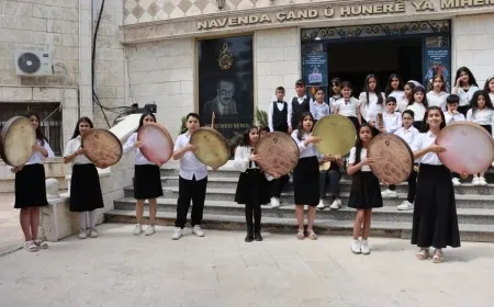 La Orquesta Infantil de Rojava celebra el Día de la Lengua Kurda con canciones tradicionales