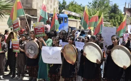Marcha en Derbasiyah con motivo del Día de la Lengua Kurda, exigiendo su reconocimiento constitucional