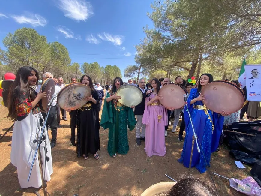 Los kurdos en Damasco celebran el Día Internacional de los Trabajadores en el lago Zarzar