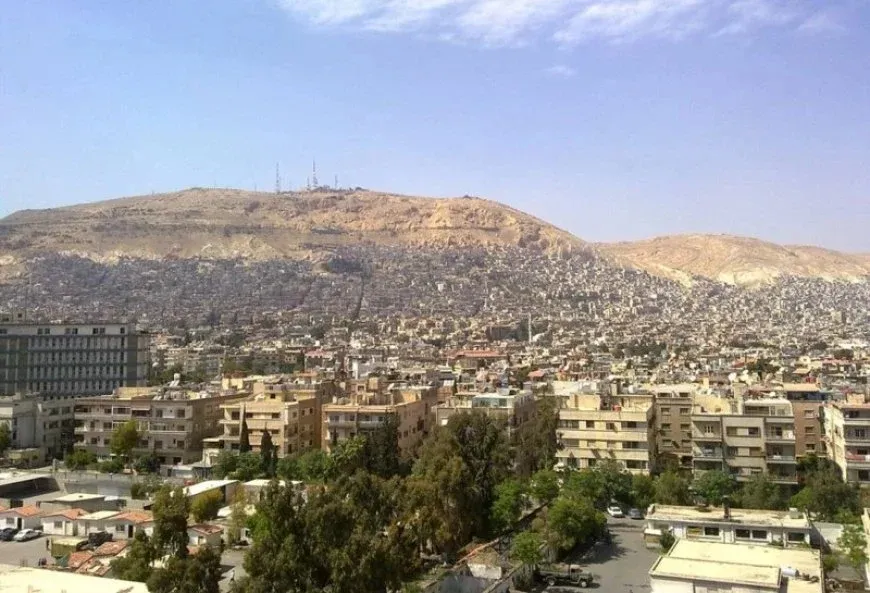 Un civil resulta herido en una explosión con bomba en Sayyida Zeinab, en la periferia de Damasco