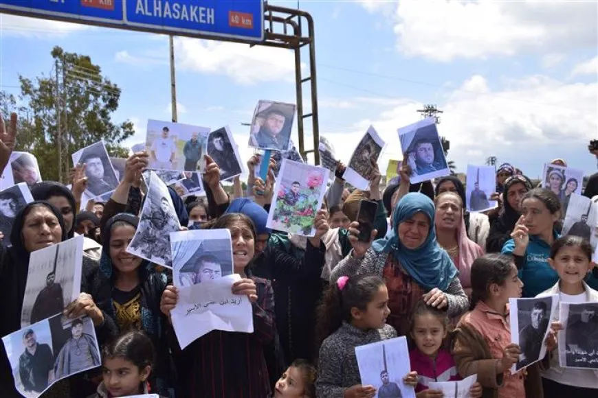Protestantes en Tel Tamr bloquean la autopista M4 y exigen la liberación de prisioneros