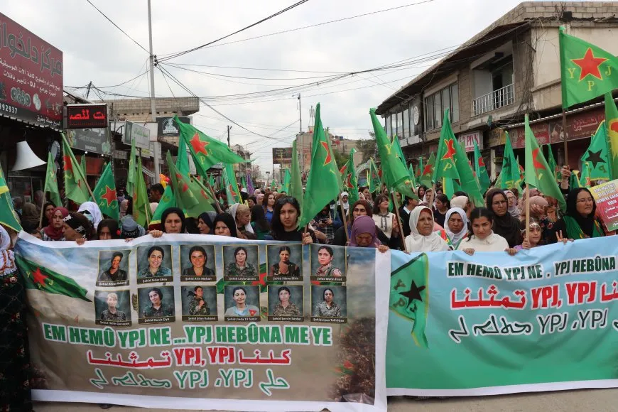 Marcha en Qamishlo apoya a las YPJ y exige su representación en el Ministerio de Defensa