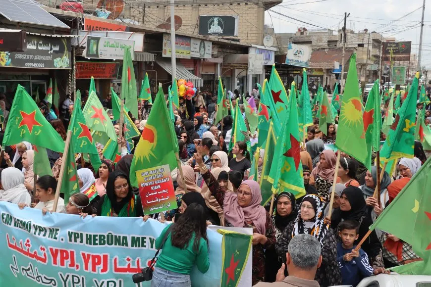 Marcha en Qamishlo apoya a las YPJ y exige su representación en el Ministerio de Defensa