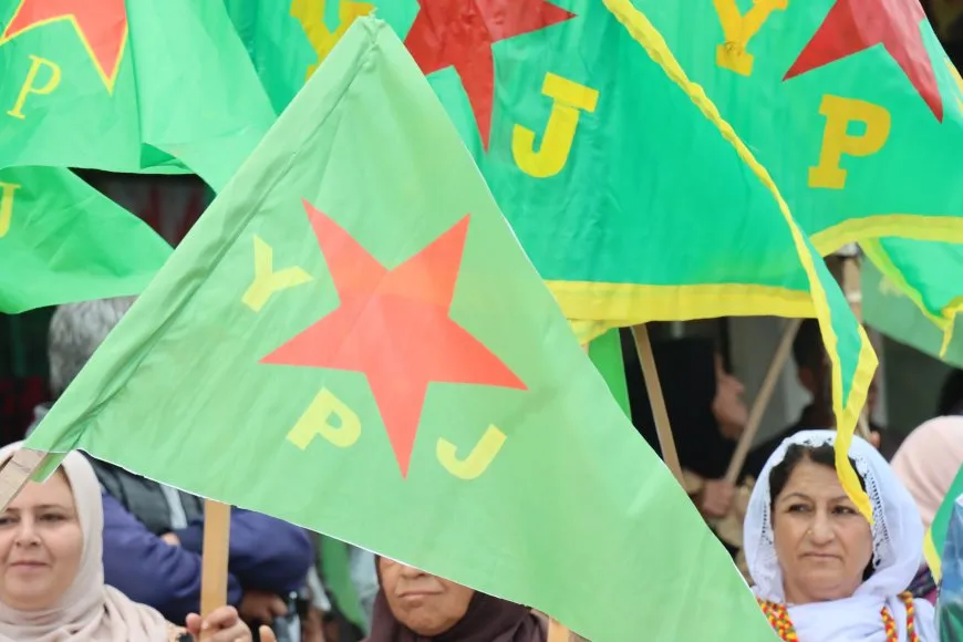 Marcha en Qamishlo apoya a las YPJ y exige su representación en el Ministerio de Defensa