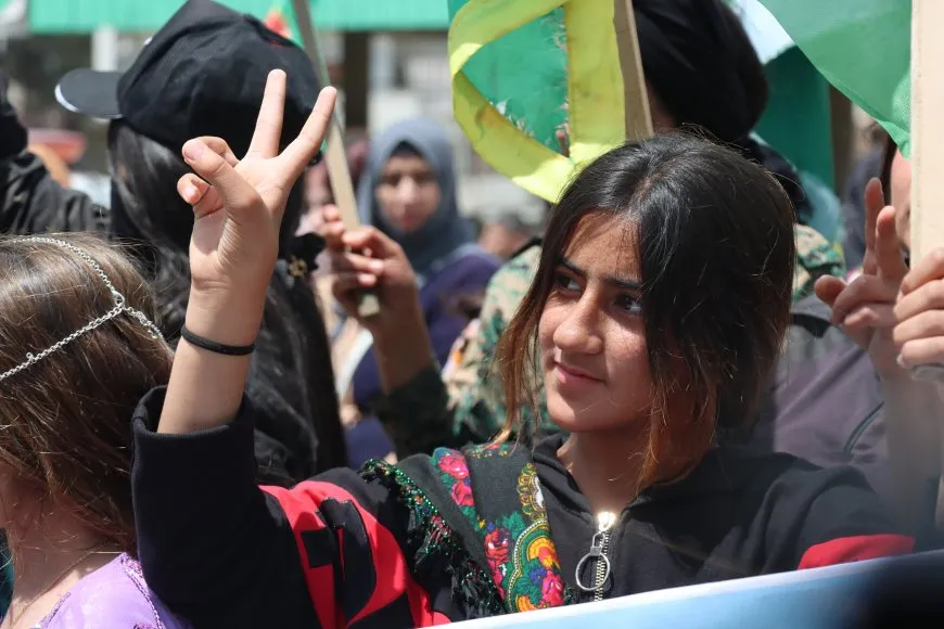 Marcha en Qamishlo apoya a las YPJ y exige su representación en el Ministerio de Defensa