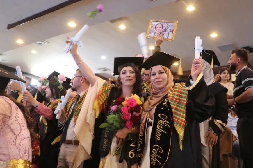 Más de 60 estudiantes se gradúan en la Universidad de Kobanê