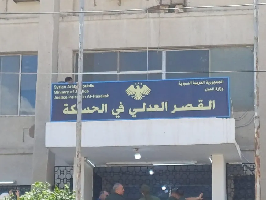 Descontento público en Hasaka después de la eliminación del idioma kurdo del cartel del juzgado