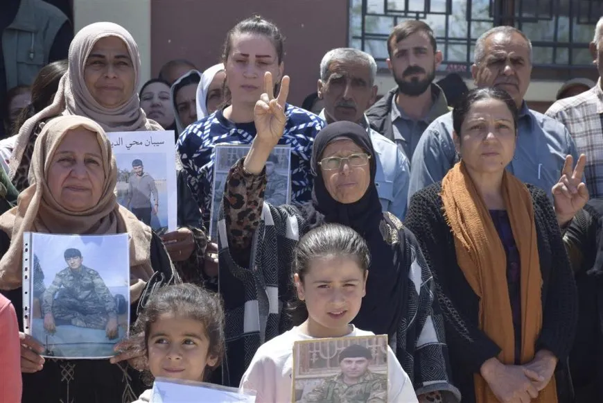 Las familias de los detenidos en Darbasiyah exigen la liberación de sus familiares