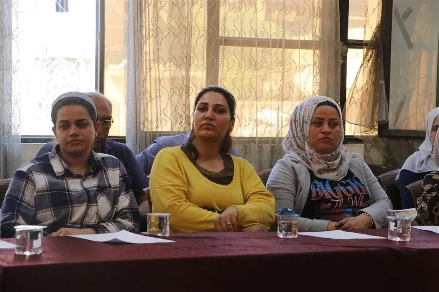 Ochos femeninos, derecho a la lengua materna en el centro del seminario de diálogo en Hasakah