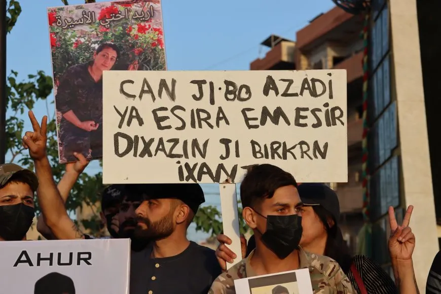 Familias de detenidos protestan en Qamishlo