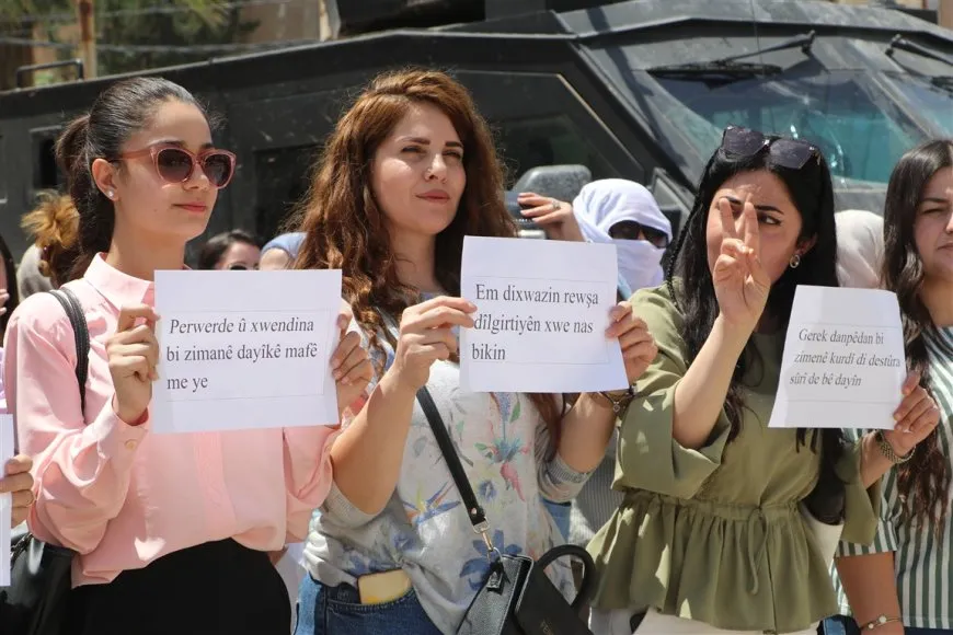 Docentes de lengua kurda en Hasaka condenan la retirada del idioma kurdo del letrero del Palacio de Justicia