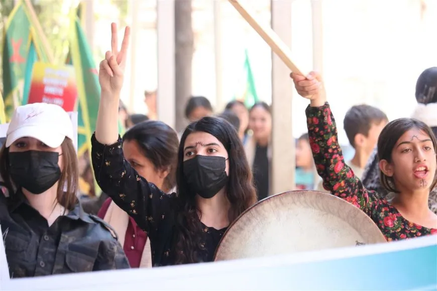Manifestación multitudinaria en Darbasiyah en apoyo a las YPJ