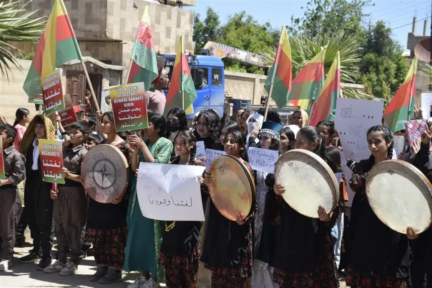 Marcha en Derbasiyah con motivo del Día de la Lengua Kurda, exigiendo su reconocimiento constitucional