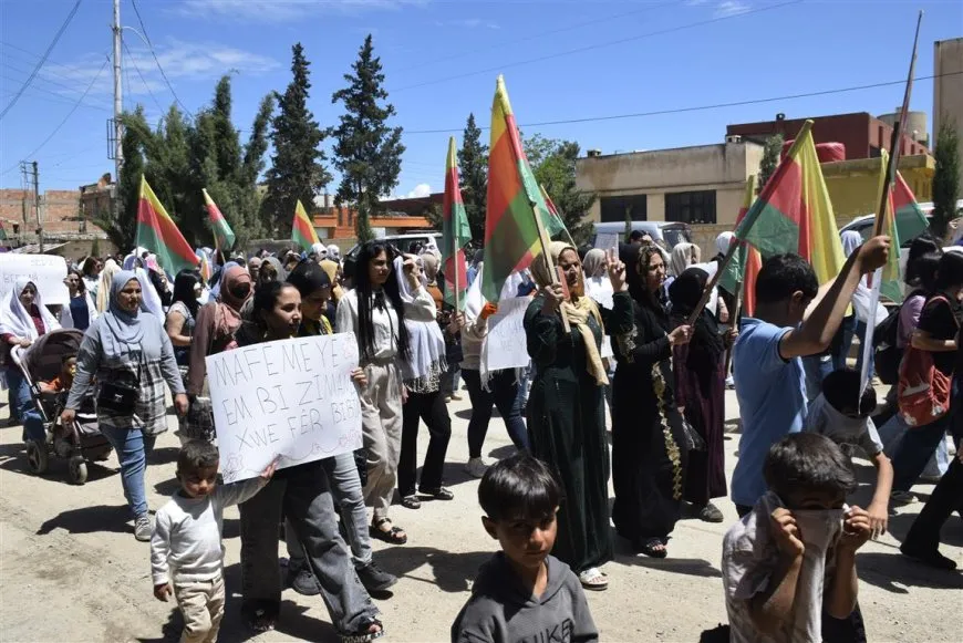 Marcha en Derbasiyah con motivo del Día de la Lengua Kurda, exigiendo su reconocimiento constitucional