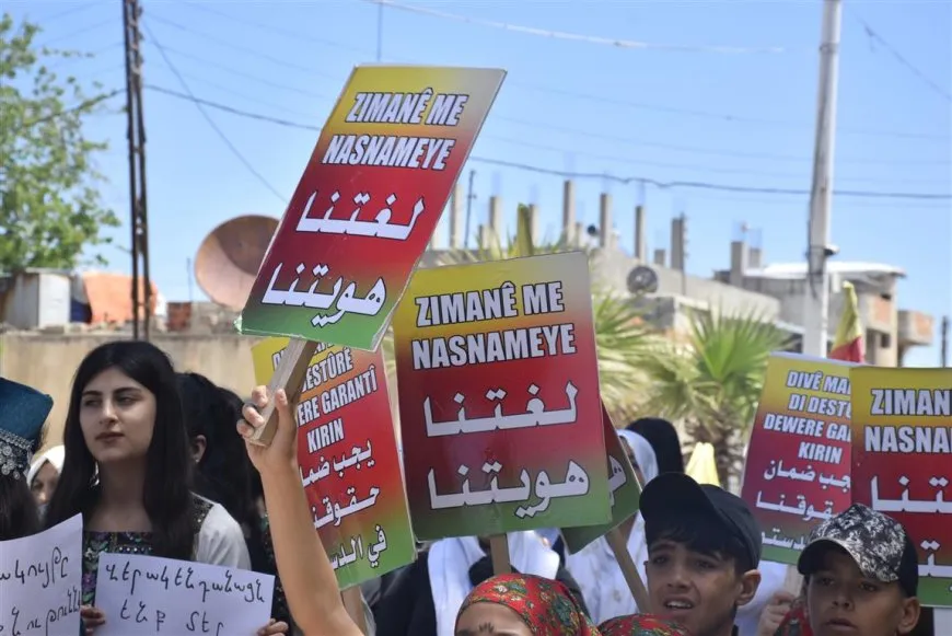 Marcha en Derbasiyah con motivo del Día de la Lengua Kurda, exigiendo su reconocimiento constitucional