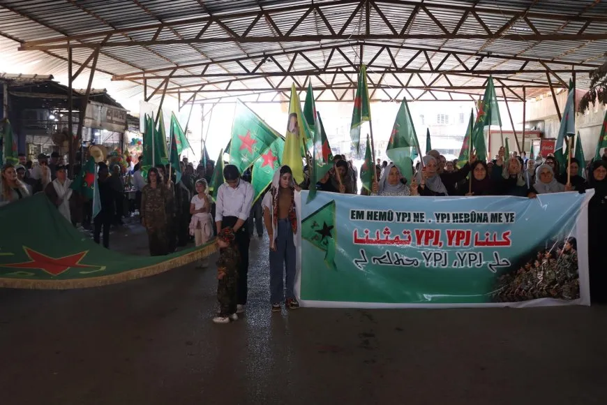 Derik acoge una multitudinaria marcha en apoyo a las YPJ