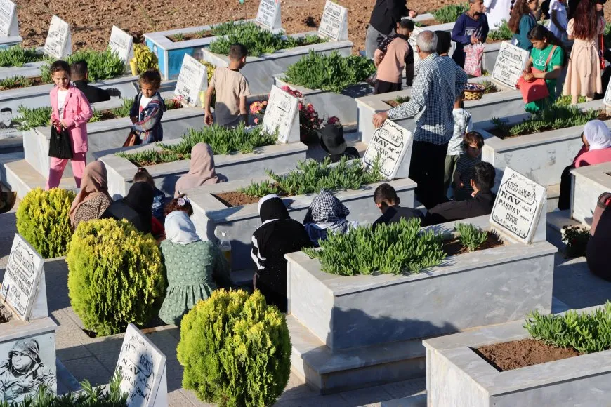 Los residentes de las ciudades de Jazera y Kobani celebran el primer día de Eid visitando los santuarios de los mártires