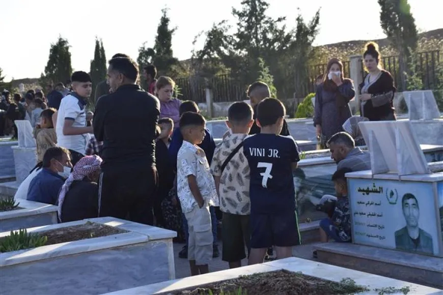 Los residentes de las ciudades de Jazera y Kobani celebran el primer día de Eid visitando los santuarios de los mártires