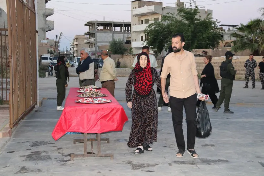 Los residentes de las ciudades de Jazera y Kobani celebran el primer día de Eid visitando los santuarios de los mártires