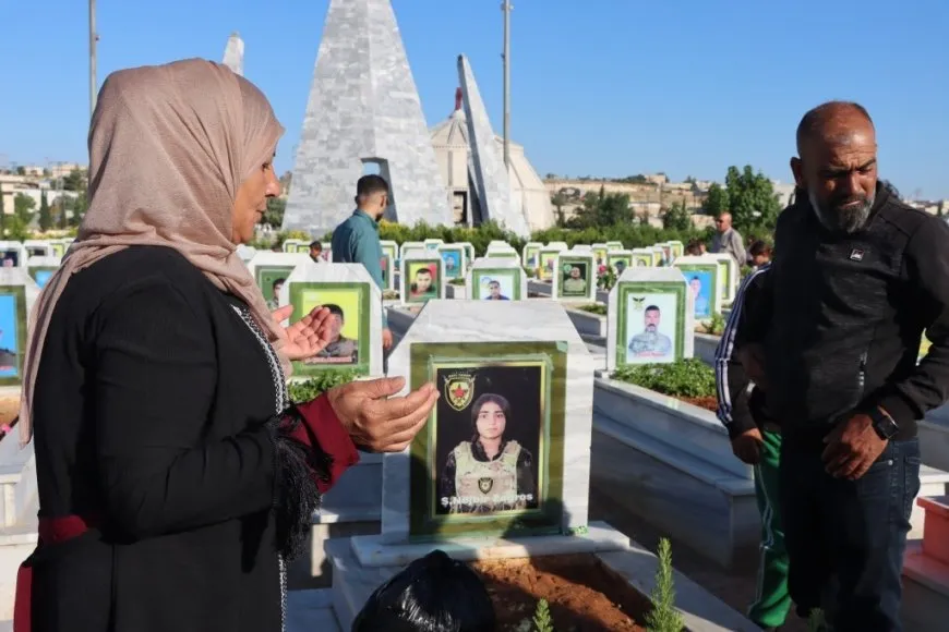 Los residentes de las ciudades de Jazera y Kobani celebran el primer día de Eid visitando los santuarios de los mártires