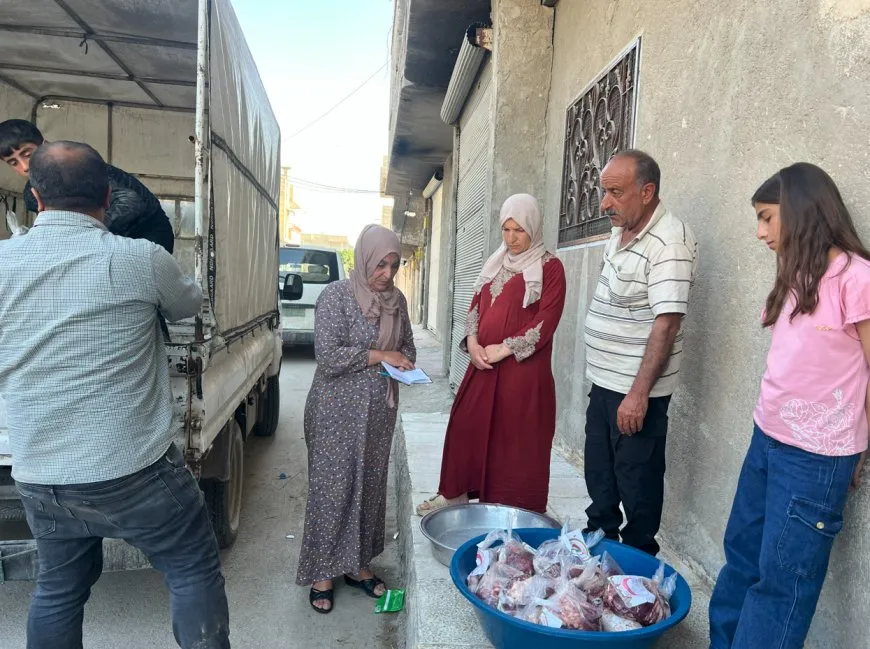 Distribuyen carne entre las familias y los hijos de los mártires en Kobanê