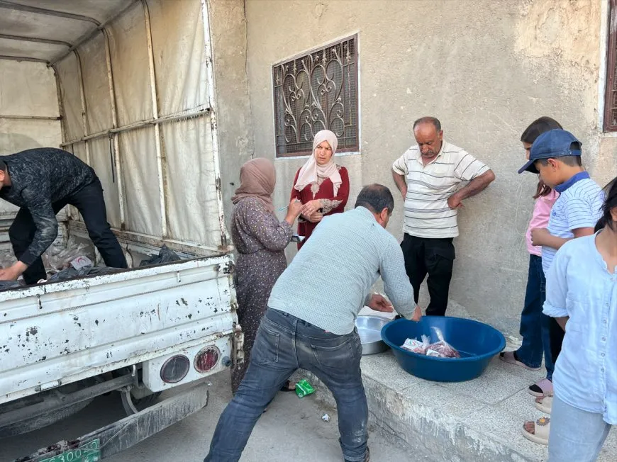 Distribuyen carne entre las familias y los hijos de los mártires en Kobanê