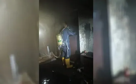 Los equipos de bomberos controlan un incendio en una vivienda de Hasaka