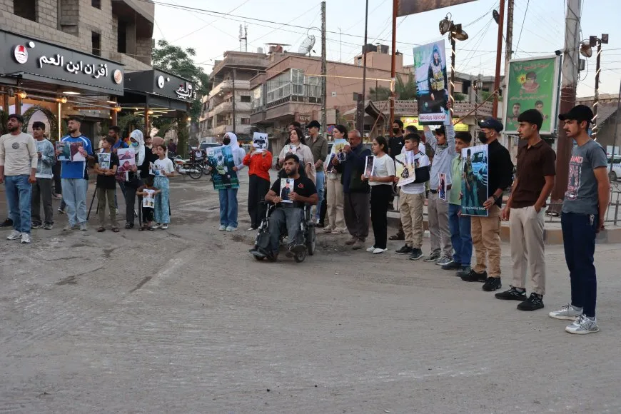 Familiares de combatientes detenidos de las SDF realizan una protesta en Qamishlo