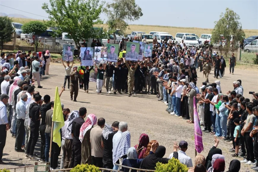 Sepultan en Dêrik al mártir de las SDF Egîd Girkê Legê