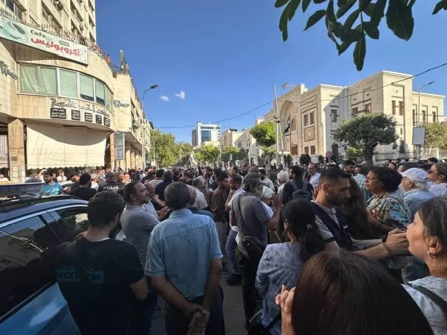 Manifestación “Ley y Dignidad” frente al Parlamento sirio