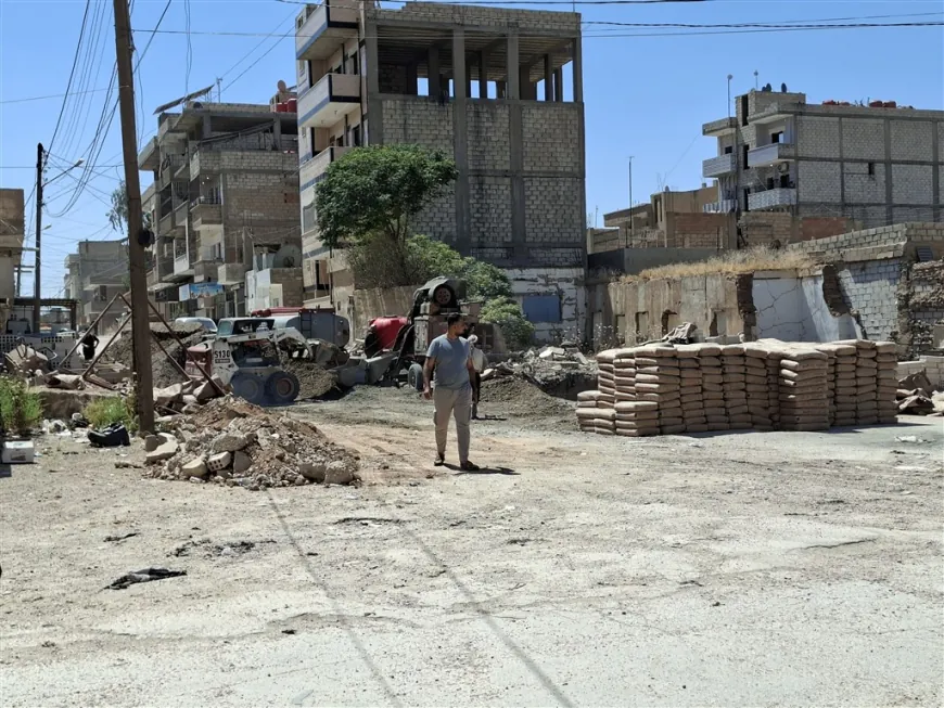 La acumulación de materiales de construcción empeora la crisis de tráfico en Hasakah