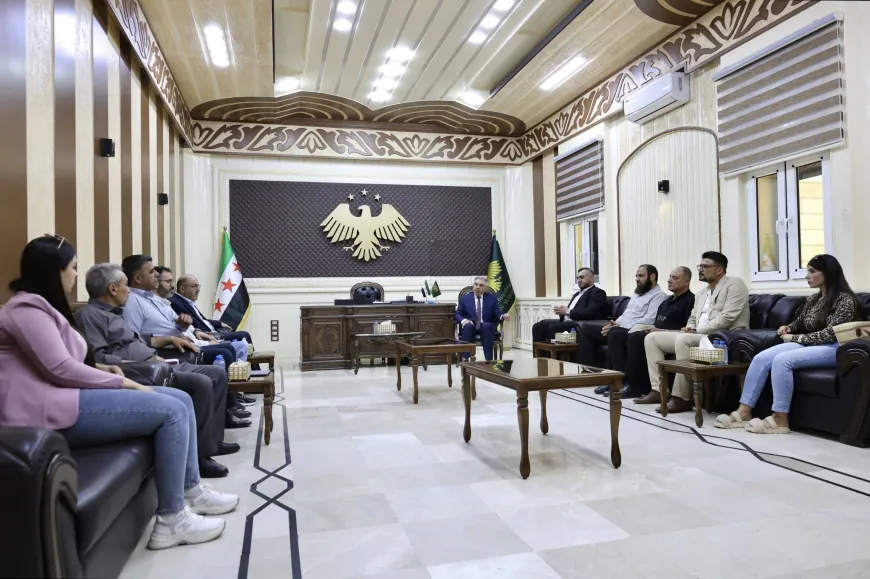 El gobernador de Hasaka se reúne con el director de una empresa petrolera