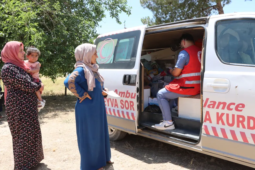 La Media Luna Roja del Kurdistán mantiene sus servicios mediante una clínica móvil en Jazira
