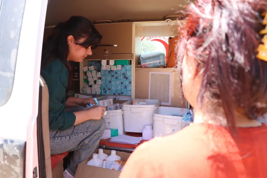 La Media Luna Roja del Kurdistán mantiene sus servicios mediante una clínica móvil en Jazira