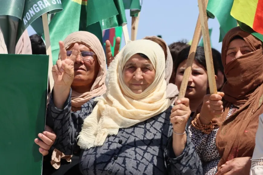 La población de Kobanê marcha para conmemorar las masacres de Helincê y Kobanê